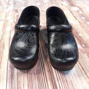 DANSKO BLACK TOOLED LEATHER CLOGS SIZE 36.